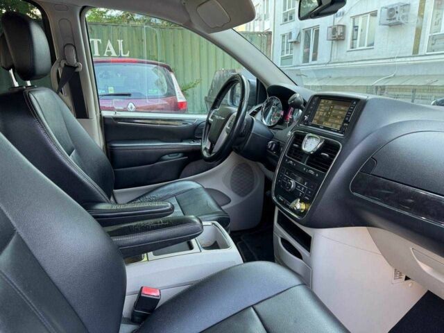 Білий Крайслер Town & Country, об'ємом двигуна 3.6 л та пробігом 340 тис. км за 10900 $, фото 12 на Automoto.ua