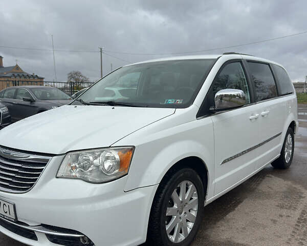 Білий Крайслер Town & Country, об'ємом двигуна 3.6 л та пробігом 225 тис. км за 11300 $, фото 2 на Automoto.ua