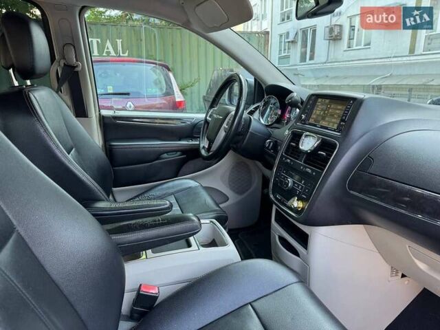 Білий Крайслер Town & Country, об'ємом двигуна 3.6 л та пробігом 340 тис. км за 10900 $, фото 12 на Automoto.ua