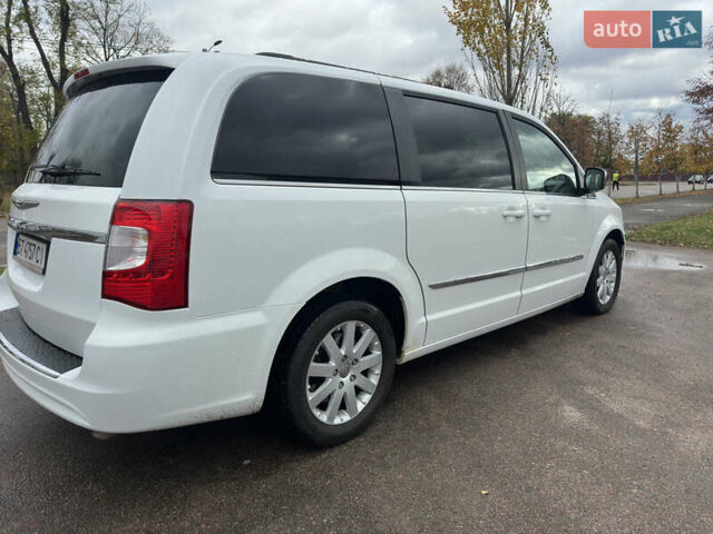 Білий Крайслер Town & Country, об'ємом двигуна 3.6 л та пробігом 225 тис. км за 11300 $, фото 7 на Automoto.ua