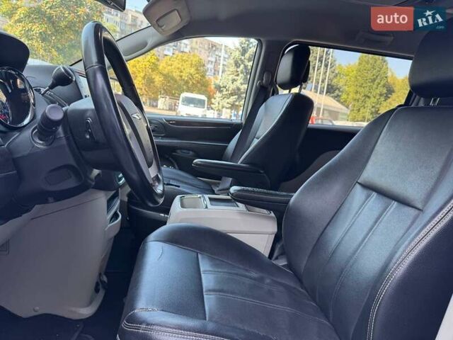 Білий Крайслер Town & Country, об'ємом двигуна 3.6 л та пробігом 340 тис. км за 10900 $, фото 8 на Automoto.ua