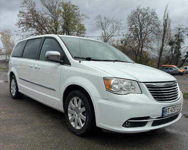 Білий Крайслер Town & Country, об'ємом двигуна 3.6 л та пробігом 225 тис. км за 11300 $, фото 4 на Automoto.ua