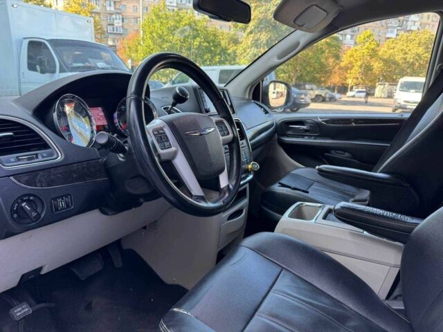 Білий Крайслер Town & Country, об'ємом двигуна 3.6 л та пробігом 340 тис. км за 10900 $, фото 7 на Automoto.ua