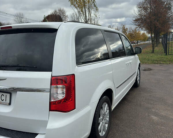 Білий Крайслер Town & Country, об'ємом двигуна 3.6 л та пробігом 225 тис. км за 11300 $, фото 13 на Automoto.ua