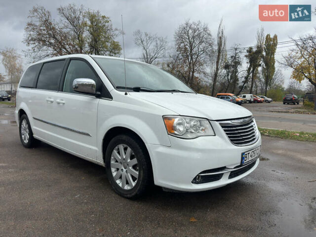 Білий Крайслер Town & Country, об'ємом двигуна 3.6 л та пробігом 225 тис. км за 11300 $, фото 5 на Automoto.ua