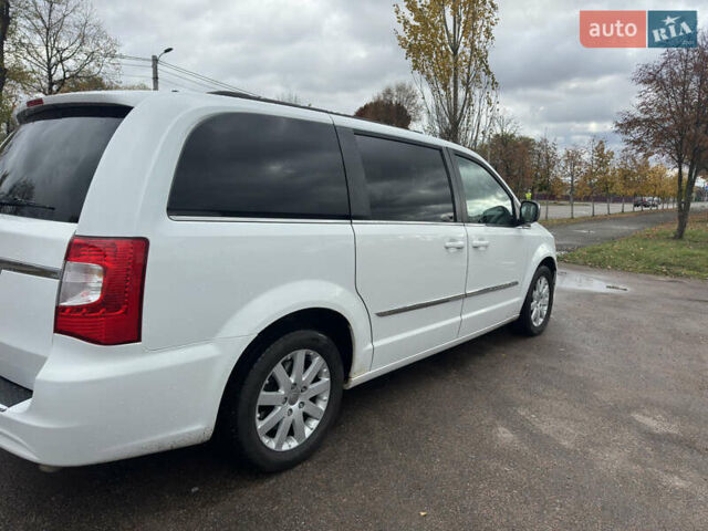 Білий Крайслер Town & Country, об'ємом двигуна 3.6 л та пробігом 225 тис. км за 11300 $, фото 8 на Automoto.ua