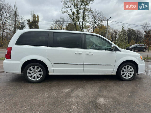 Білий Крайслер Town & Country, об'ємом двигуна 3.6 л та пробігом 225 тис. км за 11300 $, фото 6 на Automoto.ua
