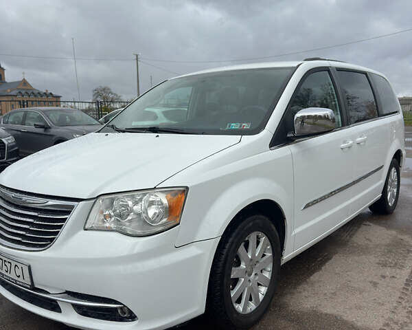 Білий Крайслер Town & Country, об'ємом двигуна 3.6 л та пробігом 225 тис. км за 11300 $, фото 1 на Automoto.ua