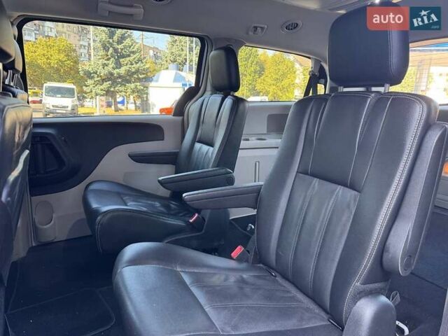 Білий Крайслер Town & Country, об'ємом двигуна 3.6 л та пробігом 340 тис. км за 10900 $, фото 10 на Automoto.ua