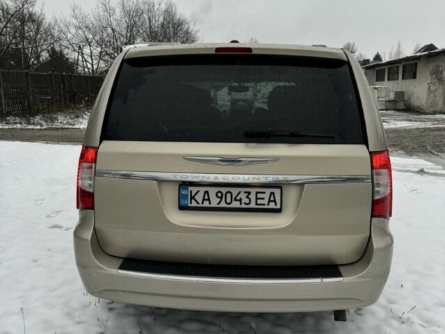 Бежевий Крайслер Town & Country, об'ємом двигуна 3.6 л та пробігом 163 тис. км за 11500 $, фото 3 на Automoto.ua