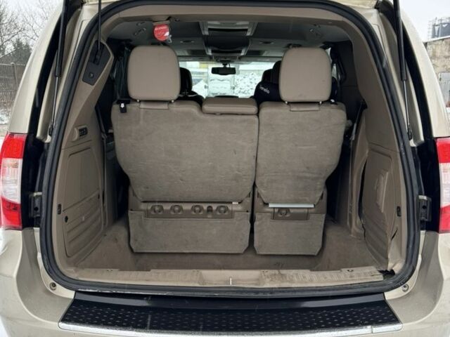 Бежевий Крайслер Town & Country, об'ємом двигуна 3.6 л та пробігом 163 тис. км за 11500 $, фото 4 на Automoto.ua