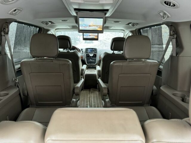 Бежевий Крайслер Town & Country, об'ємом двигуна 3.6 л та пробігом 163 тис. км за 11500 $, фото 7 на Automoto.ua