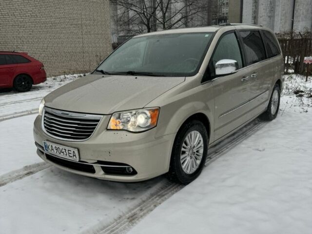 Бежевий Крайслер Town & Country, об'ємом двигуна 3.6 л та пробігом 163 тис. км за 11500 $, фото 1 на Automoto.ua