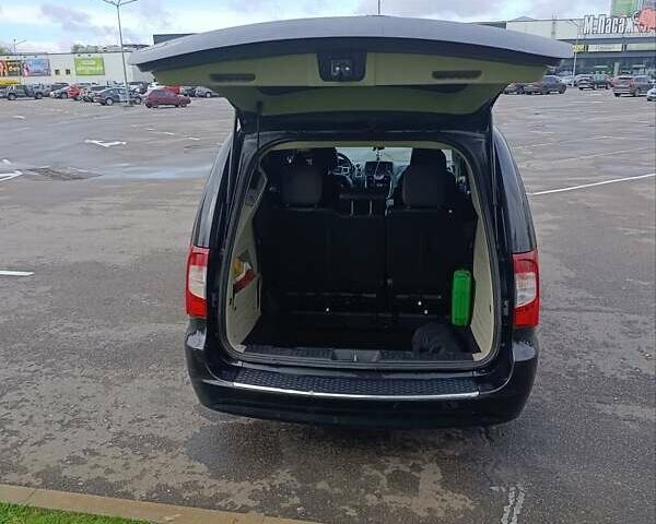 Черный Крайслер Таун Кантри, объемом двигателя 3.6 л и пробегом 300 тыс. км за 11000 $, фото 8 на Automoto.ua