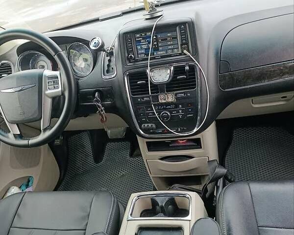 Черный Крайслер Таун Кантри, объемом двигателя 3.6 л и пробегом 300 тыс. км за 11000 $, фото 18 на Automoto.ua