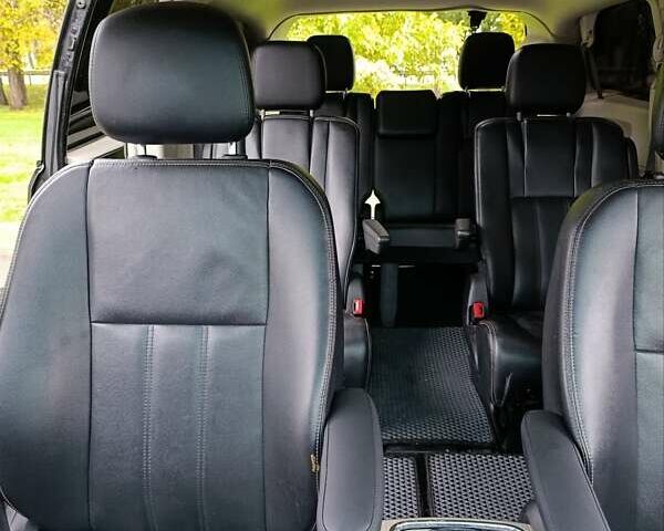 Черный Крайслер Таун Кантри, объемом двигателя 3.6 л и пробегом 300 тыс. км за 11000 $, фото 26 на Automoto.ua