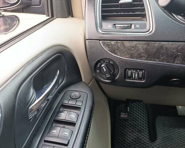 Черный Крайслер Таун Кантри, объемом двигателя 3.6 л и пробегом 300 тыс. км за 11000 $, фото 13 на Automoto.ua