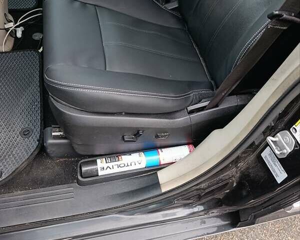 Черный Крайслер Таун Кантри, объемом двигателя 3.6 л и пробегом 300 тыс. км за 11000 $, фото 12 на Automoto.ua