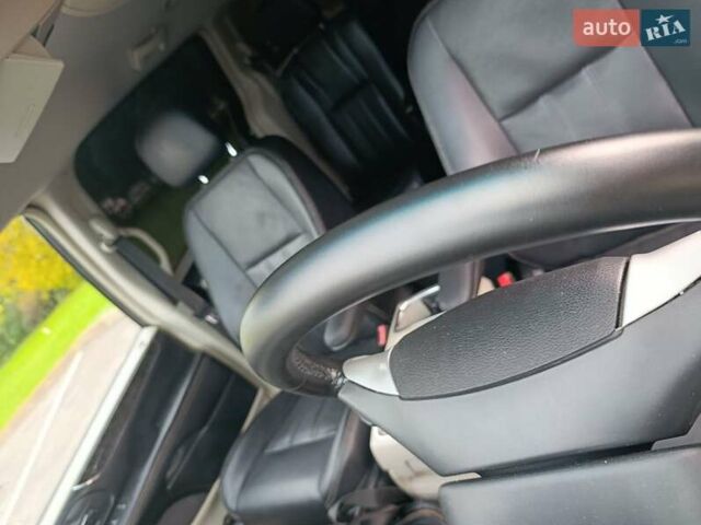 Черный Крайслер Таун Кантри, объемом двигателя 3.6 л и пробегом 300 тыс. км за 11000 $, фото 10 на Automoto.ua