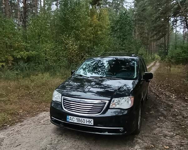 Черный Крайслер Таун Кантри, объемом двигателя 3.6 л и пробегом 300 тыс. км за 11000 $, фото 4 на Automoto.ua