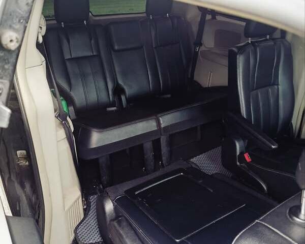 Черный Крайслер Таун Кантри, объемом двигателя 3.6 л и пробегом 300 тыс. км за 11000 $, фото 19 на Automoto.ua