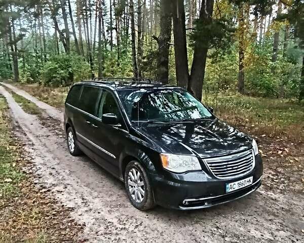 Черный Крайслер Таун Кантри, объемом двигателя 3.6 л и пробегом 300 тыс. км за 11000 $, фото 7 на Automoto.ua