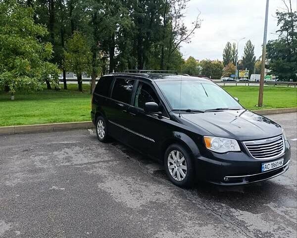 Черный Крайслер Таун Кантри, объемом двигателя 3.6 л и пробегом 300 тыс. км за 11000 $, фото 1 на Automoto.ua