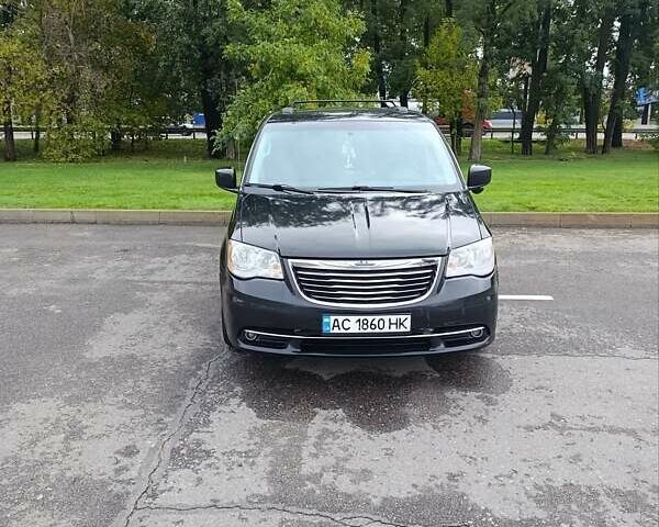 Черный Крайслер Таун Кантри, объемом двигателя 3.6 л и пробегом 300 тыс. км за 11000 $, фото 2 на Automoto.ua