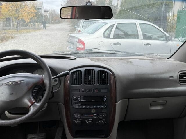 Червоний Крайслер Town & Country, об'ємом двигуна 3.3 л та пробігом 350 тис. км за 700 $, фото 4 на Automoto.ua