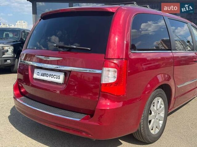 Червоний Крайслер Town & Country, об'ємом двигуна 3.6 л та пробігом 226 тис. км за 11990 $, фото 7 на Automoto.ua