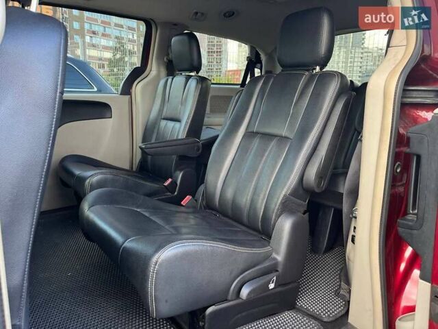 Червоний Крайслер Town & Country, об'ємом двигуна 3.6 л та пробігом 226 тис. км за 9990 $, фото 9 на Automoto.ua
