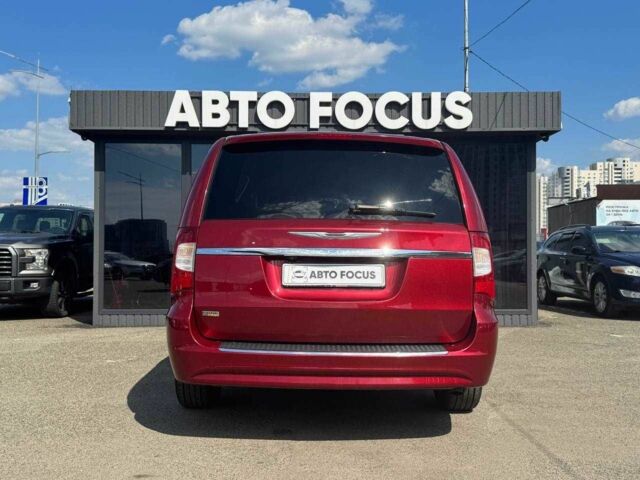 Червоний Крайслер Town & Country, об'ємом двигуна 3.6 л та пробігом 226 тис. км за 9990 $, фото 5 на Automoto.ua