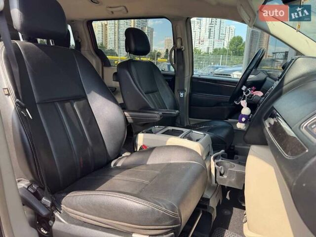 Червоний Крайслер Town & Country, об'ємом двигуна 3.6 л та пробігом 226 тис. км за 11990 $, фото 11 на Automoto.ua