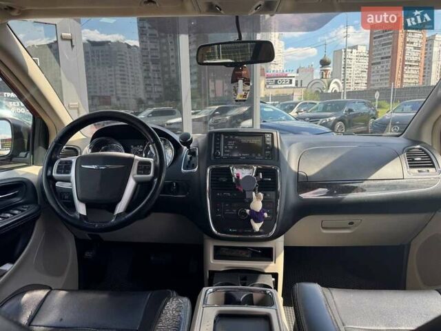 Червоний Крайслер Town & Country, об'ємом двигуна 3.6 л та пробігом 226 тис. км за 11990 $, фото 12 на Automoto.ua