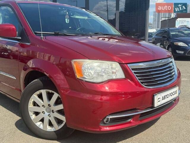 Червоний Крайслер Town & Country, об'ємом двигуна 3.6 л та пробігом 226 тис. км за 11990 $, фото 1 на Automoto.ua