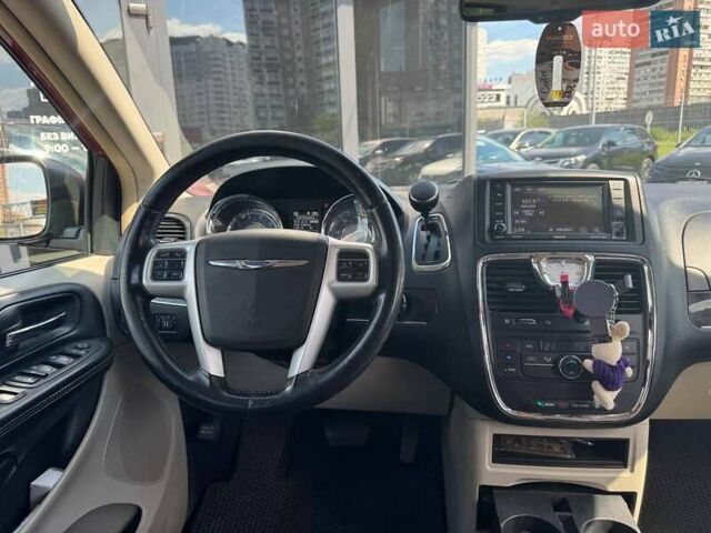 Червоний Крайслер Town & Country, об'ємом двигуна 3.6 л та пробігом 226 тис. км за 11990 $, фото 13 на Automoto.ua