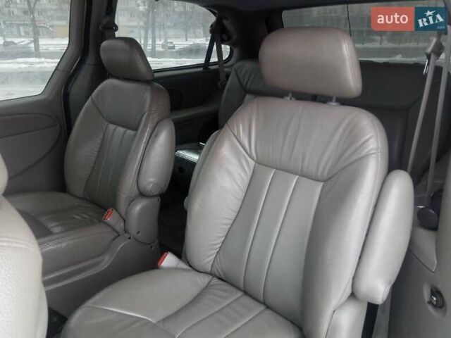 Крайслер Town & Country, об'ємом двигуна 3.8 л та пробігом 324 тис. км за 4600 $, фото 4 на Automoto.ua