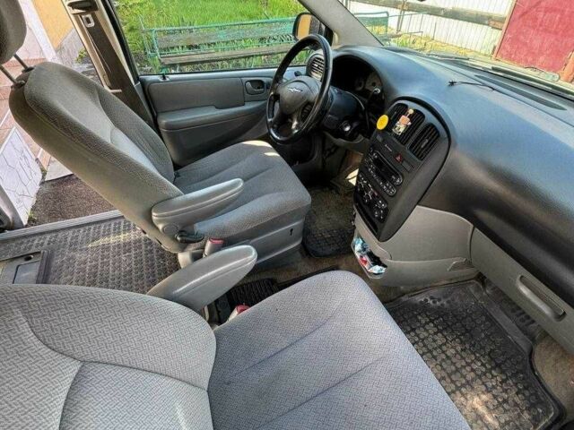 Сірий Крайслер Town & Country, об'ємом двигуна 3.8 л та пробігом 243 тис. км за 4000 $, фото 11 на Automoto.ua