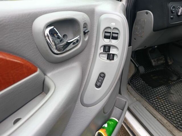 Сірий Крайслер Town & Country, об'ємом двигуна 0 л та пробігом 170 тис. км за 6621 $, фото 15 на Automoto.ua