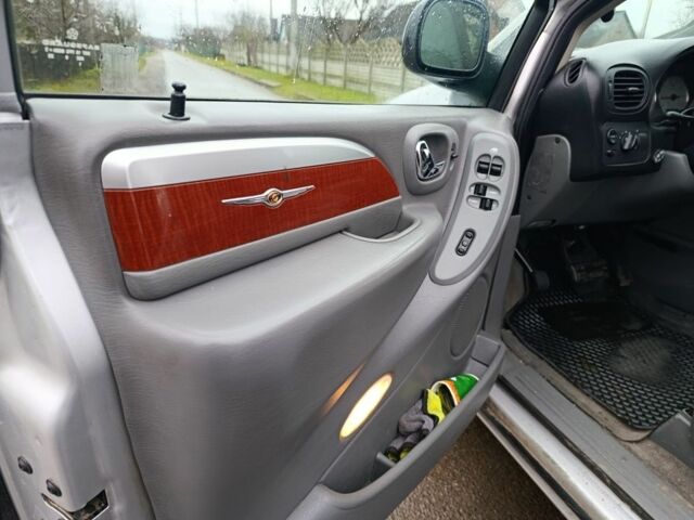 Сірий Крайслер Town & Country, об'ємом двигуна 0 л та пробігом 170 тис. км за 6621 $, фото 11 на Automoto.ua