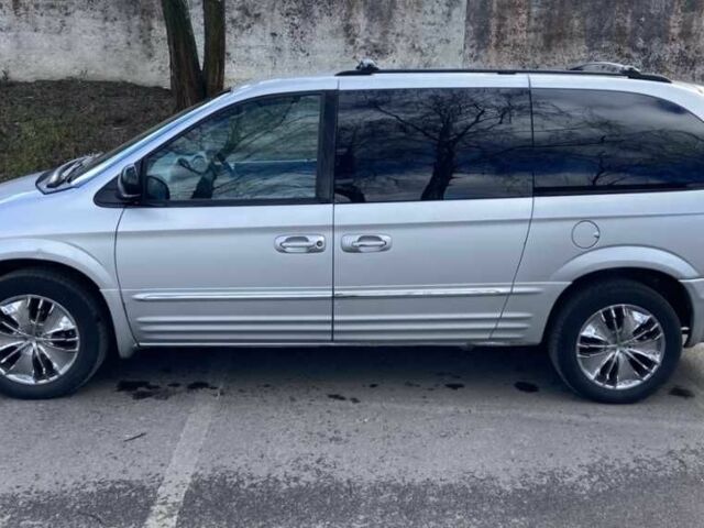Сірий Крайслер Town & Country, об'ємом двигуна 3.8 л та пробігом 243 тис. км за 4000 $, фото 2 на Automoto.ua