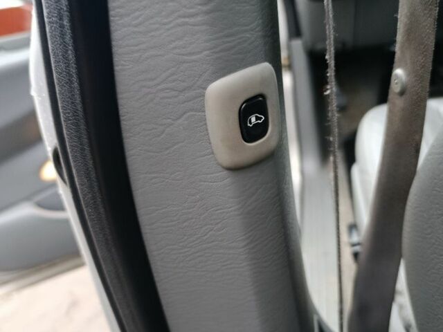 Сірий Крайслер Town & Country, об'ємом двигуна 0 л та пробігом 170 тис. км за 6621 $, фото 10 на Automoto.ua