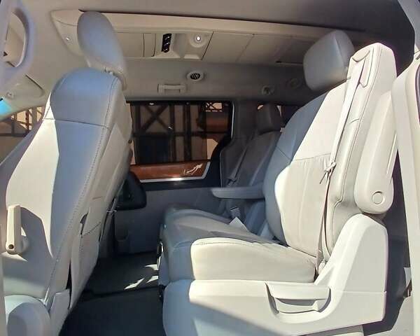 Сірий Крайслер Town & Country, об'ємом двигуна 4 л та пробігом 180 тис. км за 7300 $, фото 5 на Automoto.ua