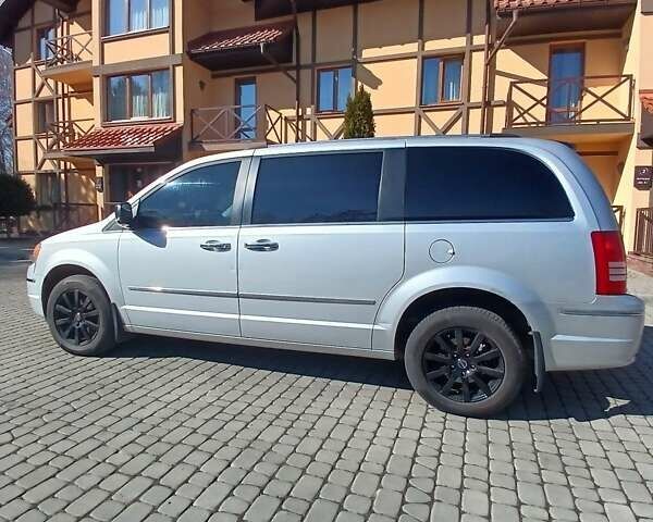 Сірий Крайслер Town & Country, об'ємом двигуна 4 л та пробігом 180 тис. км за 7300 $, фото 1 на Automoto.ua