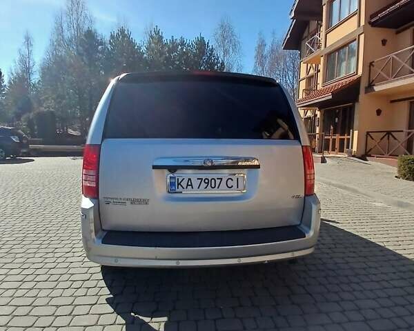 Серый Крайслер Таун Кантри, объемом двигателя 4 л и пробегом 180 тыс. км за 8200 $, фото 2 на Automoto.ua