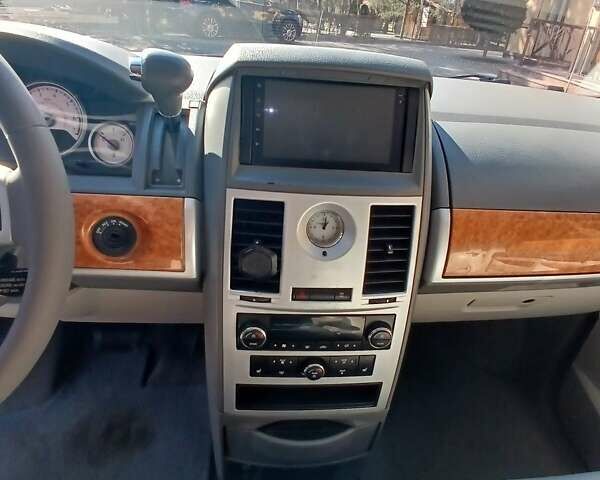 Сірий Крайслер Town & Country, об'ємом двигуна 4 л та пробігом 180 тис. км за 7300 $, фото 6 на Automoto.ua