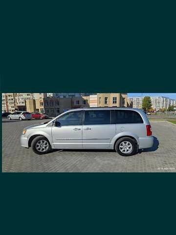 Серый Крайслер Таун Кантри, объемом двигателя 3.6 л и пробегом 270 тыс. км за 8900 $, фото 5 на Automoto.ua