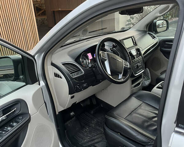 Серый Крайслер Таун Кантри, объемом двигателя 3.6 л и пробегом 265 тыс. км за 9500 $, фото 18 на Automoto.ua