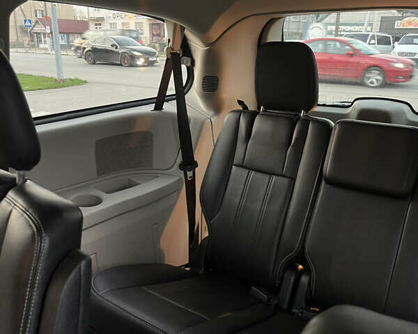 Серый Крайслер Таун Кантри, объемом двигателя 3.6 л и пробегом 265 тыс. км за 9500 $, фото 11 на Automoto.ua