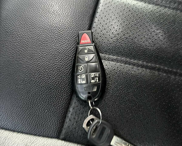 Серый Крайслер Таун Кантри, объемом двигателя 3.6 л и пробегом 265 тыс. км за 9500 $, фото 6 на Automoto.ua